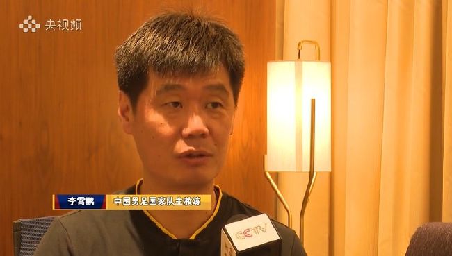 叶辰拍拍她的肩膀，笑道：来，你往我后面捎捎，别待会儿崩你一脸血。